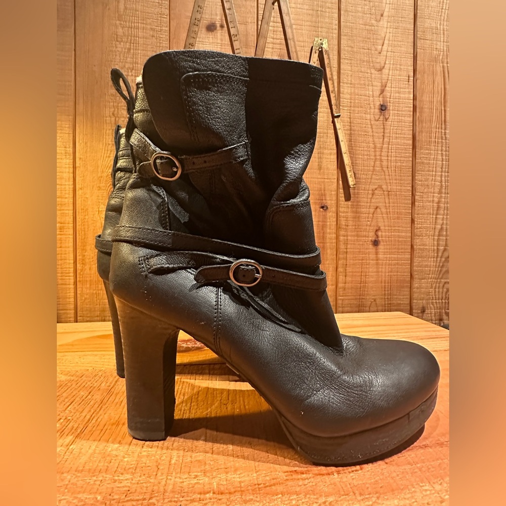 UGG Original ankle high heels boots in black 39,5 or 8,5